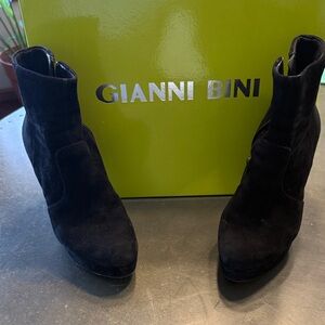 Gianni Bini Elegant Black Suede Boots Heel slight damage